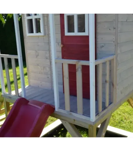 Rotaļu mājiņa Nordic Adventure House ar šūpolēm, slidkalniņu un smilšukasti.